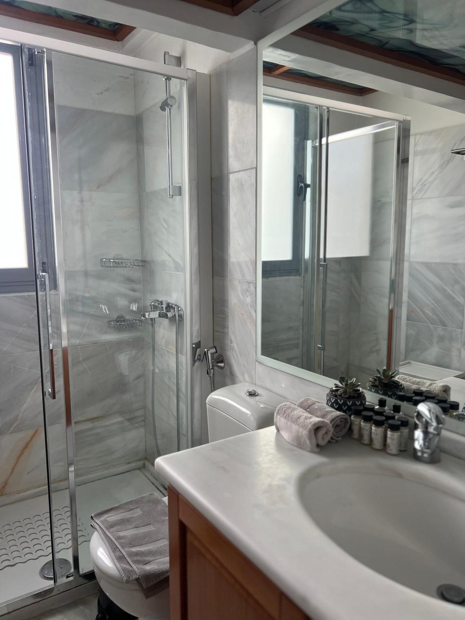 Apartment Near Marousi Hospitals & Oaka, By Promoshomes Maroussi